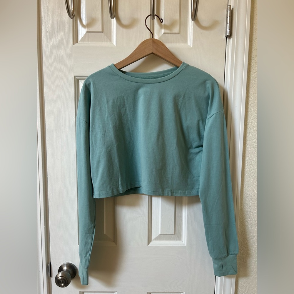 Long Sleeve Crop Workout Sweatshirt